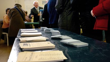 Dans un bureau de vote lyonnais, le 9 mars 2008, lors du premier tour des &eacute;lections municipales. (JEAN-PHILIPPE KSIAZEK / AFP)