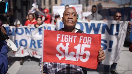 Un salarié de McDonald's manifeste à Chicago en avril 2019.&nbsp; (SCOTT OLSON / GETTY IMAGES NORTH AMERICA)