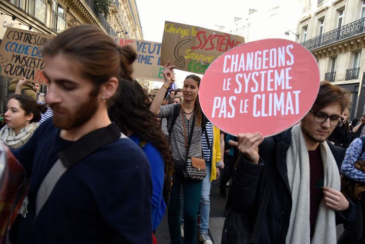 Paris, le 22 février 2019. Marche de protestation des jeunes contre le changement climatique devant L'Opéra Garnier.
 (CORBIS VIA GETTY IMAGES)