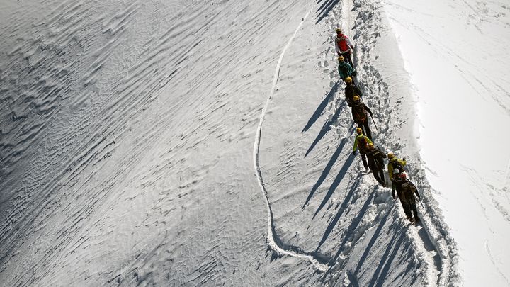 Des alpinistes près du Mont Blanc, le 10 juillet 2021. Photo d'illustration. (OLIVIER CHASSIGNOLE / AFP)