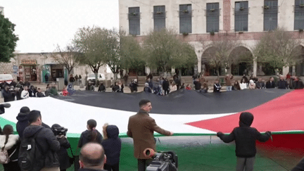 Pas de célébrations de Noël à Bethléem en Cisjordanie. L’église de la Nativité, inscrite au patrimoine mondial de l’UNESCO attire, d’ordinaire des centaines de milliers de touristes mais, cette année, les festivités sont annulées par solidarité avec les Palestiniens. (France 3)