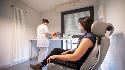 Une personne se fait vacciner contre le Covid-19 à&nbsp;Périgueux (Dordogne), le 11 janvier 2021. (ROMAIN LONGIERAS / HANS LUCAS / AFP)