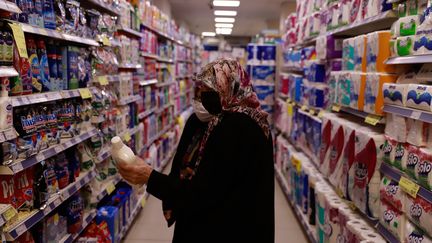 Une femme dans un supermarché à&nbsp;Karsiyaka (Turquie). (GOCHERIMAGERY / UNIVERSAL IMAGES GROUP EDITORIAL via GETTYIMAGES)