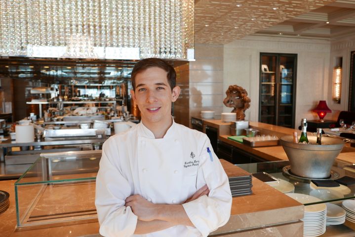 Nicolas Lambert devant la cuisine du "Caprice" au Four Seasons Hong Kong " Ce que j'adore, c'est voir la réactions des clients quand le dessert arrive à table." (Photo EMMANUEL LANGLOIS)