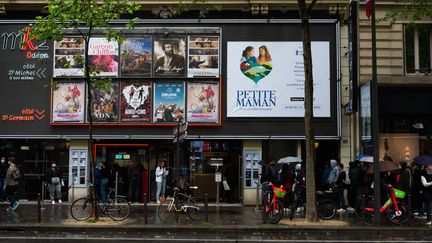 Des spectateurs attendent d'entrer dans un cinéma à Paris, le 19 mai 2021. (DELPHINE LEFEBVRE / HANS LUCAS / AFP)