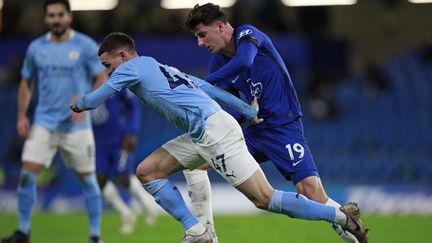 Phil Foden et Mason Mount au duel lors de l'opposition entre Manchester City et Chelsea en janvier 2021. (IAN WALTON / POOL)