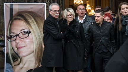 Jean-Pierre et Isabelle Fouillot, les parents d'Alexia, et Jonathann Daval (de gauche à droite), le 8 novembre 2017 à Gray (Haute-Saône). (SEBASTIEN BOZON / AFP)