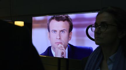 Emmanuel Macron lors du débat télévisé d'entre-deux-tours.&nbsp; (ERIC FEFERBERG / POOL)