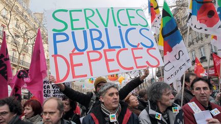 Manifestation des fonctionnaires de la fonction publique territoriale et de l'État à l'appel de trois syndicats, dont la FSU, le 21 janvier 2010.&nbsp; (JACQUES DEMARTHON / AFP)