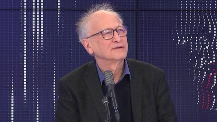 Alain Fischer, président du Conseil d’orientation de la stratégie vaccinale, était l'invité de franceinfo, vendredi 12 février 2021. (FRANCEINFO / RADIOFRANCE)