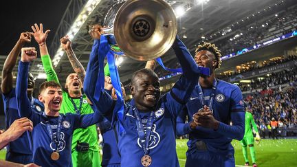 N'Golo Kanté avec la coupe de la Ligue des champions, samedi 29 mai 2021.&nbsp; (DAVID RAMOS / POOL)