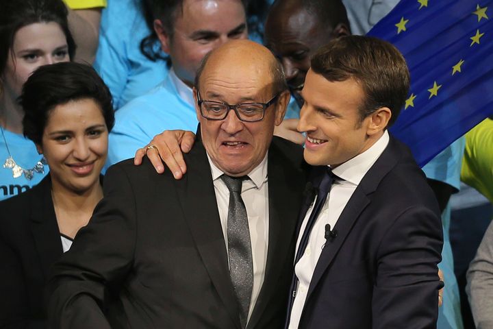 Jean-Yves Le Drian et Emmanuel Macron en meeting à Saint-Herblain (Loire-Atlantique), le 19 avril 2017.&nbsp; (DAVID VINCENT/AP/SIPA / AP)