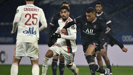 Parisiens et Lyonnais se quittent sur un match nul (1-1), dimanche 9 janvier, lors de la 20e journée de Ligue 1.&nbsp; (JEFF PACHOUD / AFP)