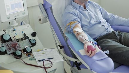 Don du sang à l'hôpital Saint-Louis, à Paris (photo d'illustration). (B. BOISSONNET / BSIP / AFP)