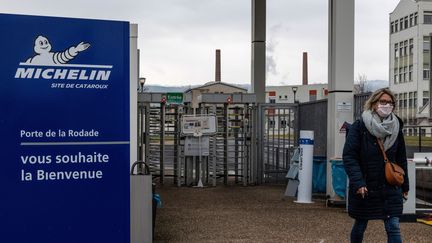 Devant l'entrée de l'usine Michelin à Clermont-Ferrand, le 6 janvier 2021. (THIERRY ZOCCOLAN / AFP)