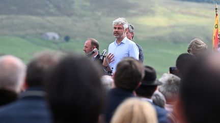 Le président LR de la région Auvergne-Rhône-Alpes Laurent Wauquiez s'exprime avant l'ascension du mont Mézenc (Haute-Loire), traditionnelle rentrée politique de ses partisans, le 29 août 2021. (PHILIPPE DESMAZES / AFP)