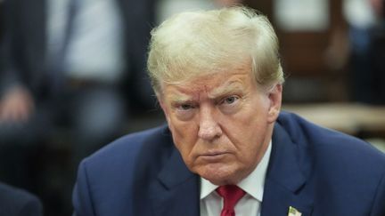 Donald Trump assiste à son procès au civil pour d'importantes fraudes financières présumées dans un tribunal à New York, le 4 octobre 2023. (MARY ALTAFFER / AFP)