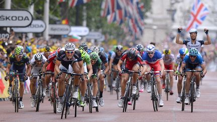 Les coureurs sprintent à l'arrivée de la troisième étape du Tour, le 7 juillet 2014, à Londres (Royaume-Uni). (DE WAELE TIM / TDWSPORT SARL)