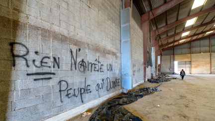 "Rien n'arrête un peuple qui danse", peut-on lire sur un mur du hangar désaffecté où a eu lieu une rave-party à Lieuron (Ille-et-Vilaine), le 2 janvier 2021. (JEAN-FRANCOIS MONIER / AFP)