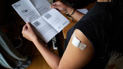 Une femme en possession d'un certificat de vaccination après avoir reçu une première dose, à Montaigu-Vendée (Vendée), le 18 mai 2021. (MATHIEU THOMASSET / HANS LUCAS)