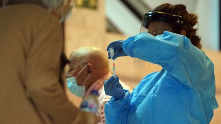 Une soignante prépare une dose du&nbsp;vaccin mis au point par les laboratoires Pfizer et BioNTech, à Cevico de la Torre, dans la province de Palencia (Espagne), le 27 décembre 2020. (CESAR MANSO / AFP)