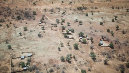 Une&nbsp;vue aérienne de plusieurs propriétés dans la région de Ouadda, au Tchad, le 22 mars 2019.&nbsp; (AMAURY HAUCHARD / AFP)