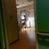 Une soignante échange avec une patiente dans une unité de soins palliatifs au CHU de Poitiers (Vienne), le 5 octobre 2022. (MATHIEU HERDUIN / MAXPPP)