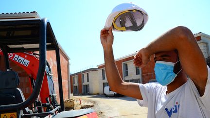 Les équipements de sécurité restent obligatoires pour les salariés, même en cas de grosse chaleur. (MEHDI FEDOUACH / AFP)