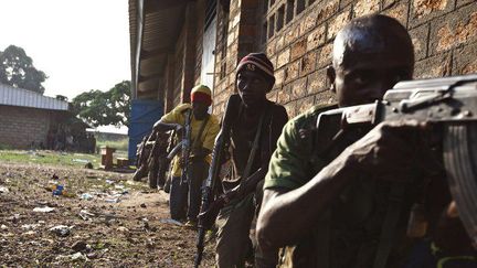 Miliciens anti-Balaka à l'entraînement près de Bangui le 17 décembre 2013. (IVAN LIEMAN / AFP)