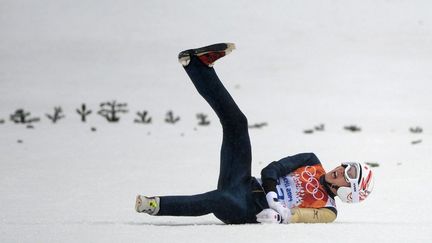 Le Japonais Taihei Kato se tord de douleur apr&egrave;s sa mauvaise r&eacute;ception lors de l'&eacute;preuve de combin&eacute; nordique, mardi 18 f&eacute;vrier 2014, &agrave; Sotchi (Russie). (PETER PARKS / AFP)