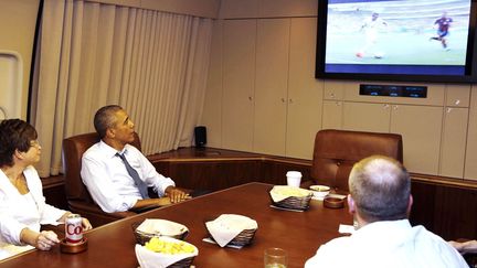 Le pr&eacute;sident am&eacute;ricain Barack Obama et ses conseillers regardent le match de Coupe du monde opposant les Etats-Unis &agrave; l'Allemagne &agrave; bord d'Air Force One, le 26 juin 2014. (LARRY DOWNING / REUTERS)