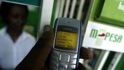 Téléphone portable affichant le service M-Pesa, qui permet au Kenyans de payer en ligne via leur mobile. Un succès énorme et un plus pour l'économie. (TONY KARUMBA / AFP FILES / AFP)