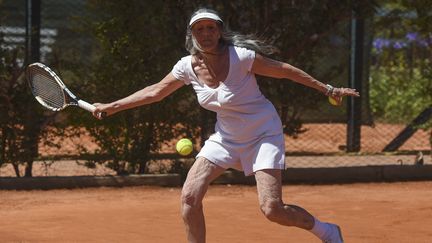 A 83 ans, Ana Obarrio joue lors d'un match&nbsp;dans le club d'Hurlingham, une banlieue de Buenos Aires (Argentine), le 12 décembre 2016. (EITAN ABRAMOVICH / AFP)