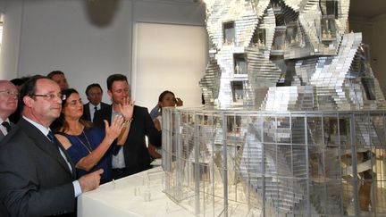 François Hollande observe la maquette de la future fondation Luma, le 26 juillet 2013 lors des Rencontres photographiques d'Arles
 (Sipa)