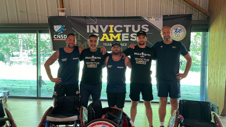 Several members of the military team, including Bernard (first from the left), who will represent France in February 2025 during the Invictus Games, on August 27, 2024 at the National Center for Defense Sports (CNSD) in Fontainebleau (Seine-et-Marne). (PAOLO PHILIPPE / FRANCEINFO)