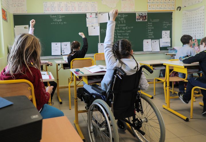 Pour demander le silence, les élèves lèvent le poing comme pour enfermer les mots dans leur paume. Une règle instaurée par Virginie pour avoir le calme.&nbsp; (AURIANE GUERITHAULT / FRANCEINFO)