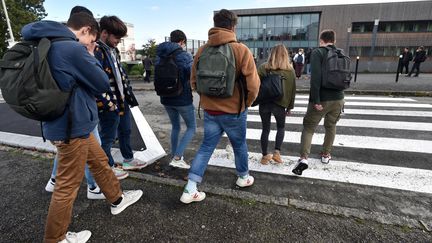 Un groupe de lycéens rejoint son établissement scolaire à Morlaix (Finistère). Photo d'illustration. (MAXPPP)