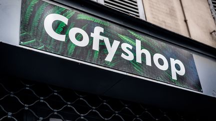 Devanture d'une des boutiques qui vend des produits dérivés du cannabis à Paris, le 13 juin 2018. (GARO / PHANIE)