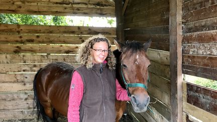 Roxane et son poney, le 26 aout 2020. (NOEMIE BONNIN / RADIO FRANCE)