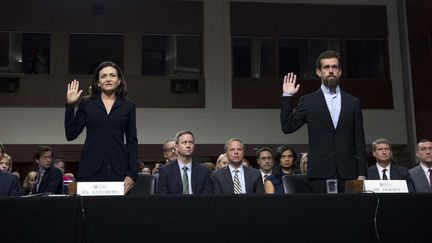 Sheryl Sandberg, la numéro 2 de Facebook, et Jack Dorsey, le patron de Twitter, prêtent serment devant la commission du renseignement du Sénat américain, à Washington, le 5 septembre 2018.&nbsp; (JOSE LUIS MAGANA / AP / SIPA)