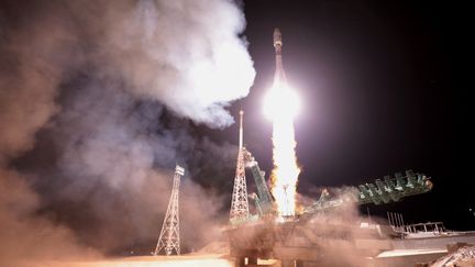 Une fusée russe Soyouz a lancé lundi 17 décembre, 36 nouveaux satellites de l’opérateur britannique&nbsp;OneWeb. (IVAN TIM / RUSSIAN SPACE AGENCY ROSCOSMOS via AFP)