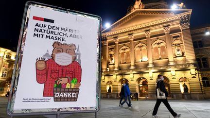 Une affichant rappelant l'importance du port du masque dans la ville de Berne (Suisse), le 18 décembre 2020. (FABRICE COFFRINI / AFP)