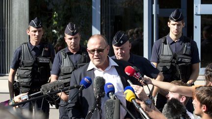 Le Britannique Chris Norman est l'un des voyageurs qui est intervenu pour ma&icirc;triser le tireur du train Thalys, le 21 ao&ucirc;t 2015. Sur cette photo, il s'exprime face &agrave; la presse, depuis le commissariat d'Arras (Pas-de-Calais), le 22 ao&ucirc;t 2015. (VIRGINIA MAYO / AP / SIPA)