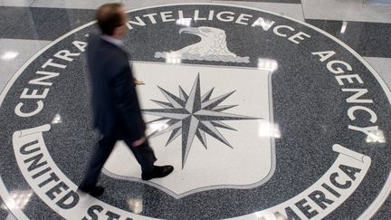 Un homme traverse le hall du si&egrave;ge de la CIA, &agrave; Langley (Virginie, Etats-Unis), le 14 ao&ucirc;t 2008. (SAUL LOEB / AFP)