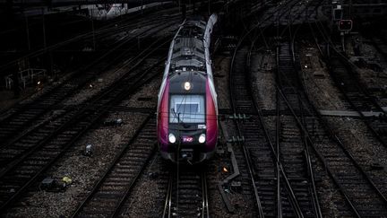 Un&nbsp;RER à l'arrivée à la gare de l'Est à Paris, le 13 décembre 2019, dixième jour de grève contre la réforme des retraites.&nbsp; (CHRISTOPHE ARCHAMBAULT / AFP)