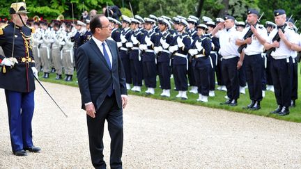 Fra&icirc;chement investi, le Pr&eacute;sident Fran&ccedil;ois Hollande a pass&eacute; en revue ses troupes dans les jardins du palais de l'Elys&eacute;e. (BERTRAND LANGLOIS / AFP)