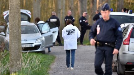 Des enqu&ecirc;teurs dans le bois o&ugrave; une fillette de 9 ans a &eacute;t&eacute; retrouv&eacute;e morte, le 15 avril 2015 &agrave; Calais (Pas-de-Calais). (PHILIPPE HUGUEN / AFP)