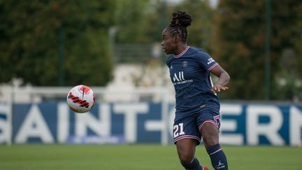 L'ailière&nbsp;du PSG, Sandy Baltimore, lors de la rencontre contre Fleury, le 29 août 2021. (FRANCO ARLAND / HANS LUCAS / AFP)