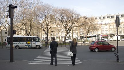 Le sol de cette place haussmanienne de 300 mètres par 120 mètres était "bombé", se souviennent&nbsp;Pierre-Alain Trévelo et Antoine Viger-Kohler, architectes du cabinet TVK qui ont conçu le réaménagement de la place, interrogés par France Culture.&nbsp; (SOPHIE ROBICHON / MAIRIE DE PARIS)