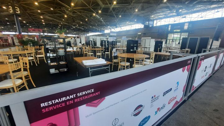 Le stand de compétition de la catégorie "service en restaurant' où  Denis Merlo va exercer. (MATHILDE IMBERTY / RADIO FRANCE)